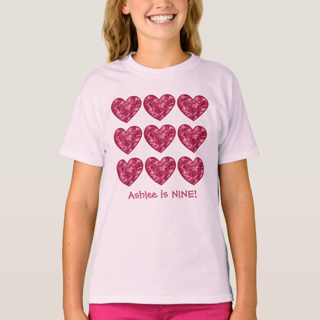 9 Birthday Girl Hearts Custom Name Rosa Camo Tee Shirt (Framsida)