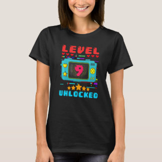 9:e födelsedagspojknivå 9 Olåst videospelsfåglar T Shirt