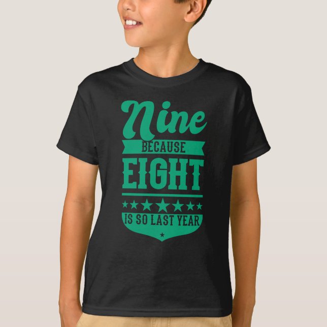 9 EFTERSOM 8 ÄR SÅ SISTA ÅRET 9:e födelsedagen T Shirt (Framsida)