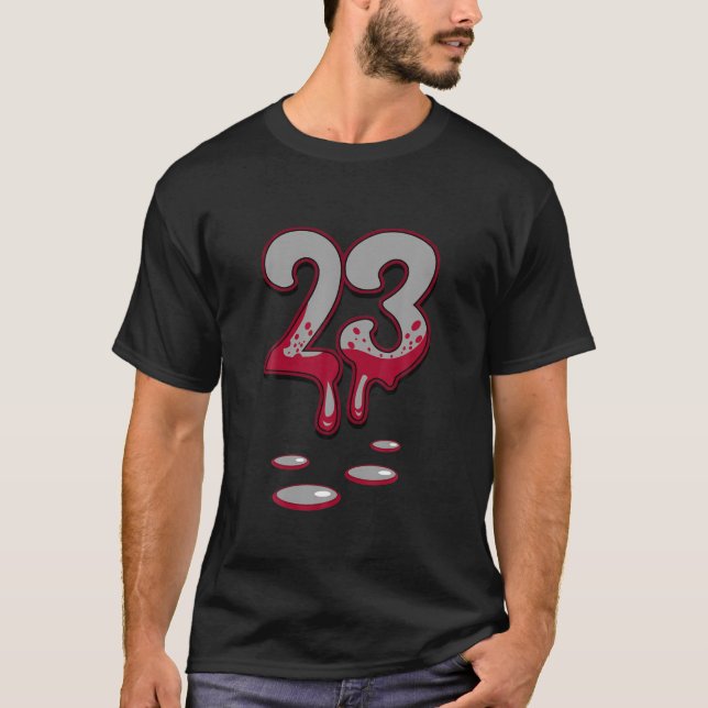 9 Universiteten Red Tee för att matcha nummer 23,  (Framsida)