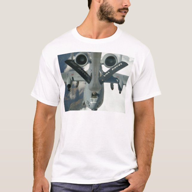 A-10 som tankas av KC-135 T-shirt (Framsida)