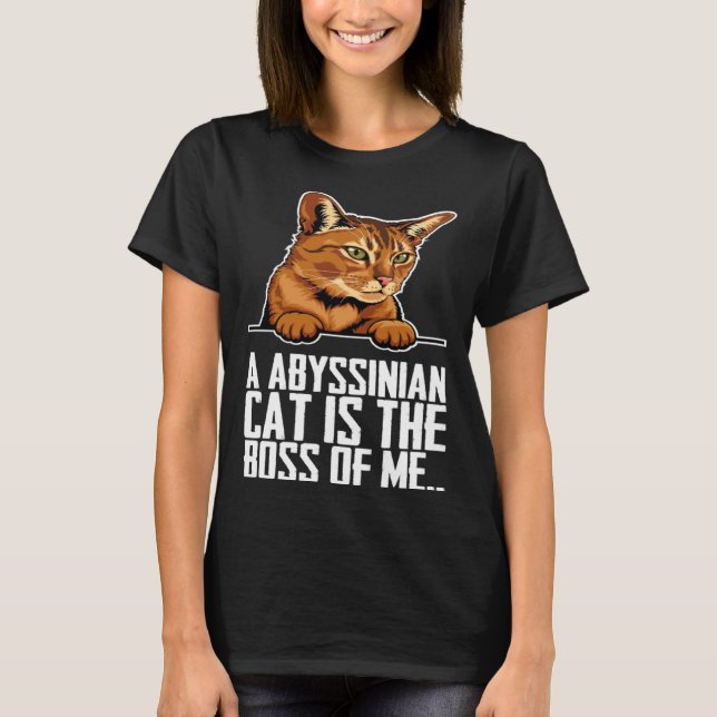 A abyssinian cat is the boss of me t shirt (Framsida)