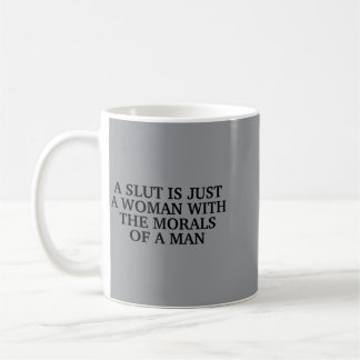 A är en kvinna med en mans moral Roliga Citat Kaffemugg
