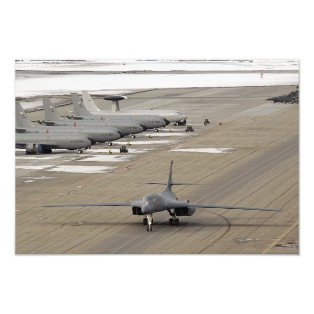 A B-1B Lancer anländer till Eielson Luft Force Bas Fototryck (Framsidan)