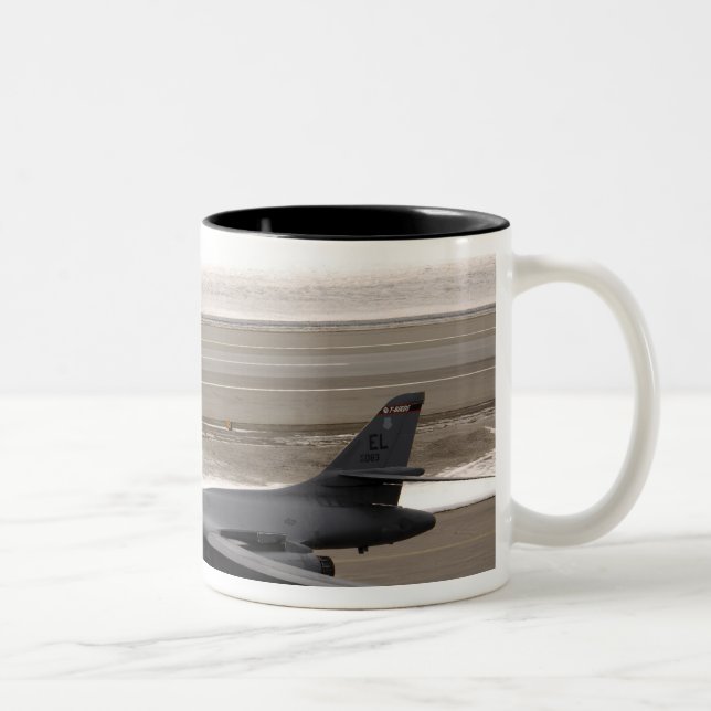 A B-1B Lancer utför en liten rörelse och går Två-Tonad Mugg (Höger)