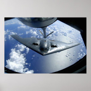 A B-2-andan rör sig in på plats för tankning Poster