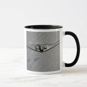 A B-2 Spirit flyger över Stilla havet Mugg