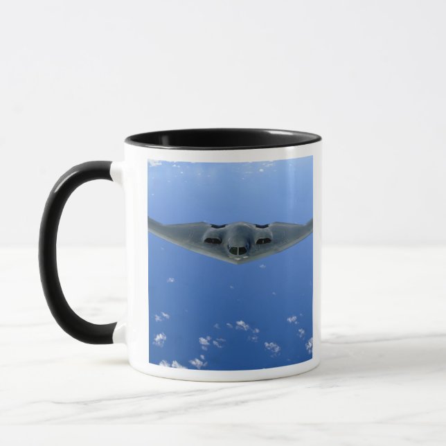 A B-2 Spritsprit genom himlar Mugg (Vänster)