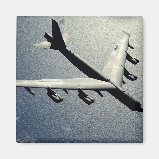 A B-52-stress under flygning Magnet (Framsidan)