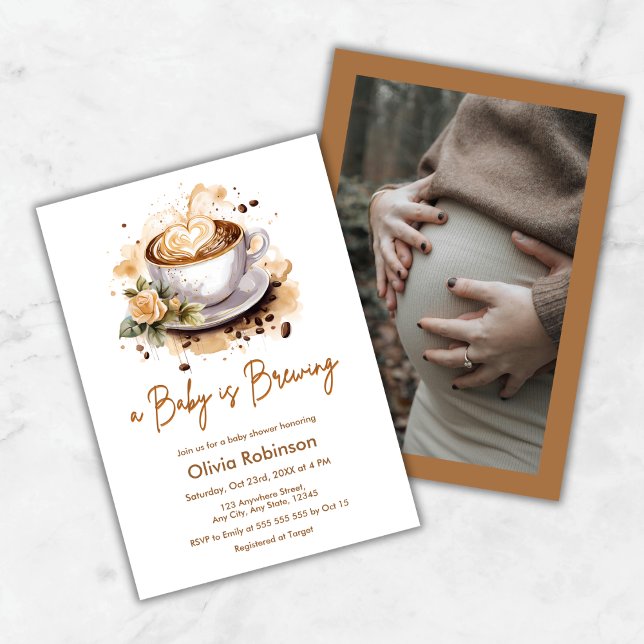 A Baby andas fotopapperbabyskor för fodral av brun Inbjudningar (A Baby is Brewing Photo Brown Coffee Baby Shower Invitation )