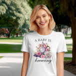 A Baby andas Vintagens Tekanna och Tea Kopp T Shirt<br><div class="desc">Ett baby brinner t-shirt med vintage te party,  inklusive tekanna,  te kopp och rosa ros. Om du vill koordinera inbjudningar,  kontorsprogram,  spel och evenemangsdecor kan du bläddra i Vintagen Tea Party Baby Shower Collection eller meddela mig om du vill lägga till ytterligare objekt som du behöver.</div>