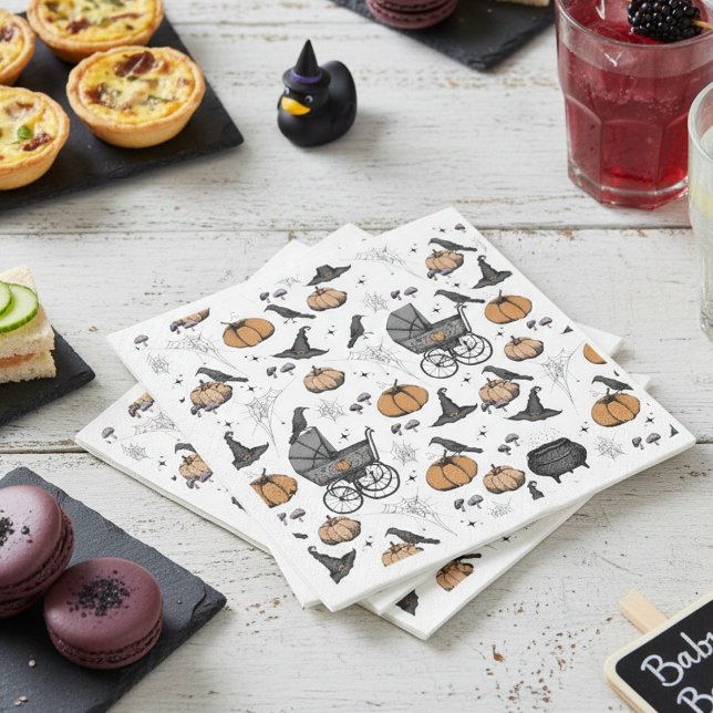 A Baby är Brewing White Victorian Baby Carriage Pappersservett (White Gothic Halloween Baby Shower Paper Napkins. Vintage Baby Carriage, Black Raven, Pumpkin & Web)