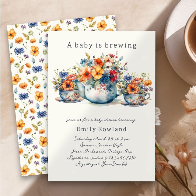 A Baby är Bröstbildsprogram för Blommigt Tekopp Inbjudningar (Baby is Brewing Handwritten Baby Shower Invitation with Teapot, Teacups and Country Flowers)