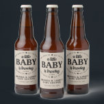 A Baby är en babystötare Ölflaska Etikett<br><div class="desc">Ett Baby är Brewing Baby Shower Beer Flaska-etikett är perfekt för en dykare party,  medklädda babyduschar,  gemensamma babyduschar,  baby q's och öltemade babyduschar! Utformningen ser underbar ut på säckens bakgrund - för den vintagen stil.</div>