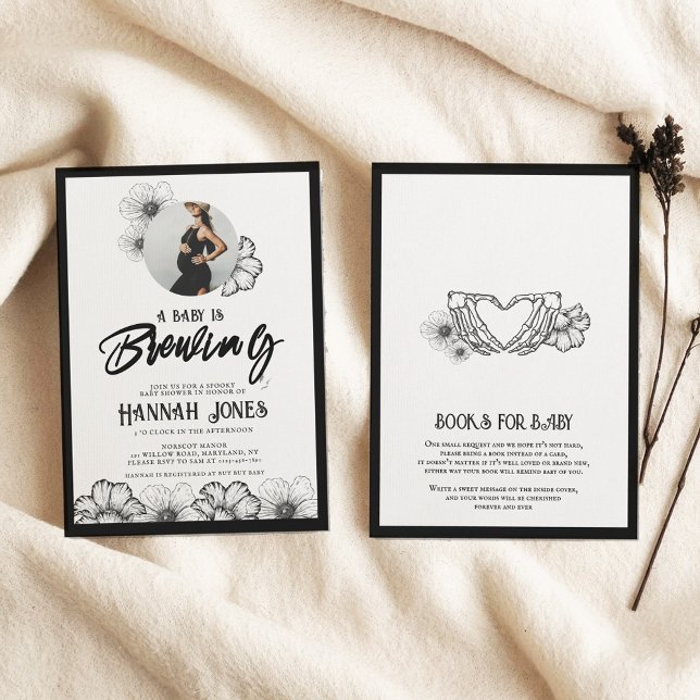 A baby breder ut sig som gåsbabyskor Skull och blo Inbjudningar (Skapare uppladdad)