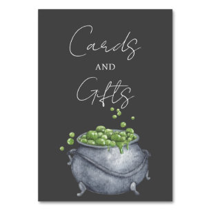 A Baby bringar Halloween Kort och gåvor