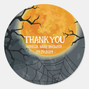 A baby brinner i en korvdocka. runt klistermärke