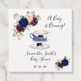 A Baby brinner i en marin tebabydusch Gåvor Etiketter