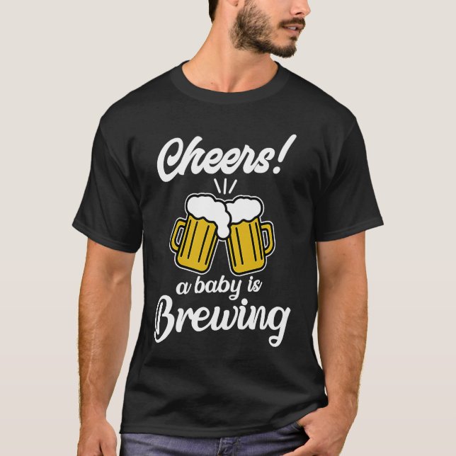 A Baby is Brewing Cute Beer Pregnancy Announcement T Shirt (Framsida)