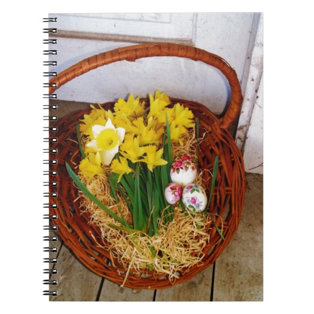A Basket i Gult Daffodils och blommigt Påskägg Anteckningsbok Med Spiral (Framsidan)