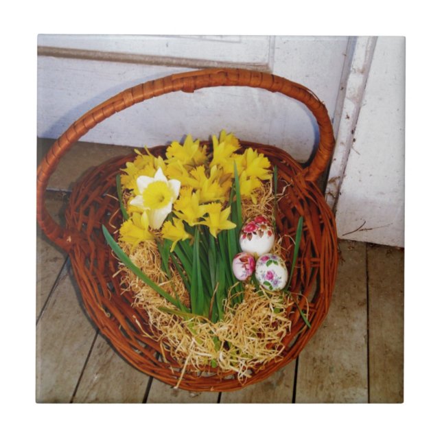 A Basket i Gult Daffodils och blommigt Påskägg Kakelplatta (Framsidan)