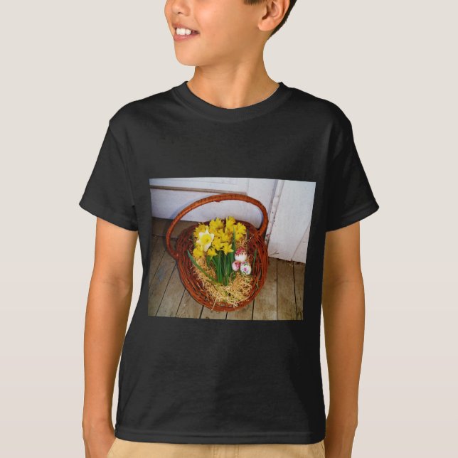 A Basket i Gult Daffodils och blommigt Påskägg Tee Shirt (Framsida)