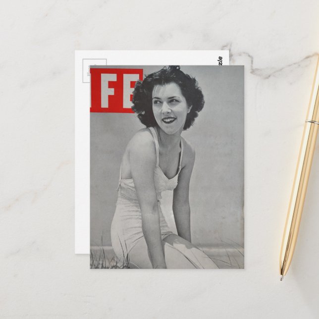 A Beautiful Woman in 1939 on the beach Vykort (Fram/Back In Situ)