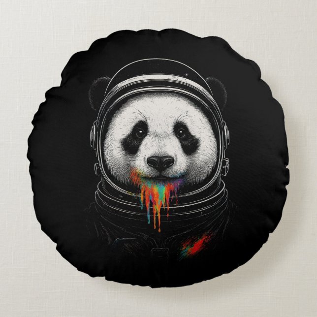 A black and white panda bear wearing a space suit rund kudde (Framsidan)