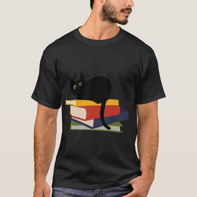 A black cat sits on top of a stack of five books. t shirt (Framsida)