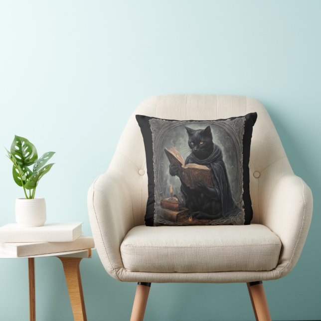 A Black Cat Wearing A Cloak Studying Halloween Kudde (Stol)