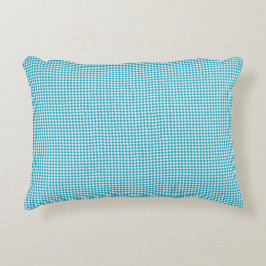 A blue and white gingham-patterned pillow  prydnadskudde