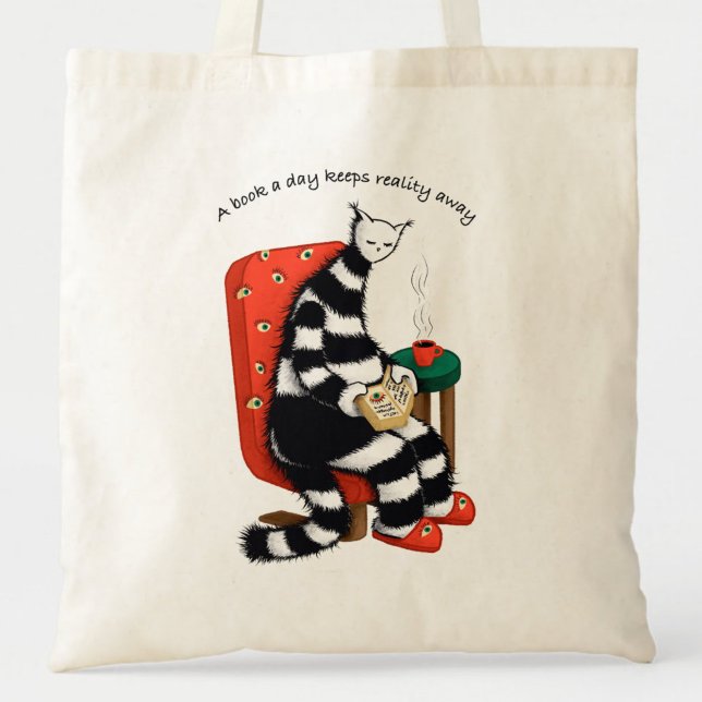 A Bok A Day Behållas Reality Away - Reality Art Tygkasse (close up of a canvas tote bag with a reading weird cat and the text a book a day keeps reality away)