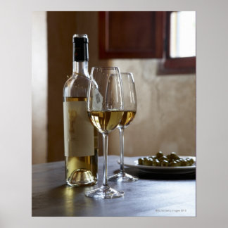 A bord med flaska och två glas spanska poster