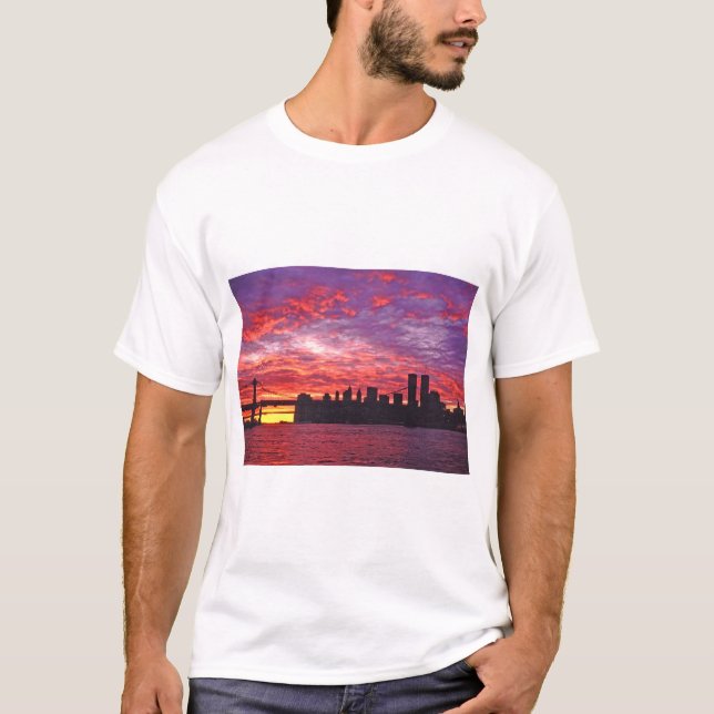 A Brilliant Sunset, Silhouette Of Lower Manhattan. T Shirt (Framsida)