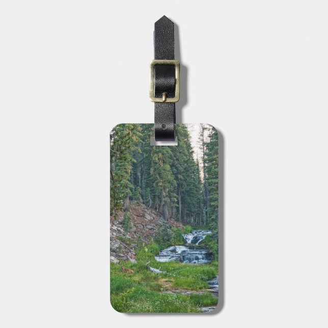 A Buck Rests vid Cascading River Bagagebricka (Vertikal Framsida)