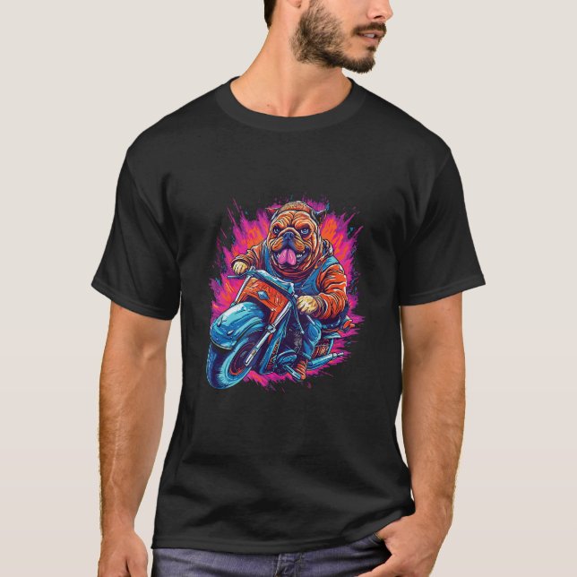 A Bulldog dog riding a motorcycle T Shirt (Framsida)