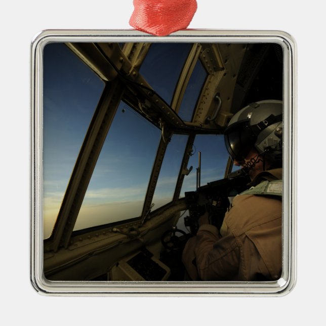 A C-130 Hercules pilot söker igenom horisonten Julgransprydnad Metall (Framsidan)