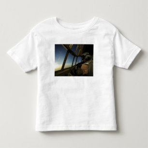 A C-130 Hercules pilot söker igenom horisonten Tee Shirt
