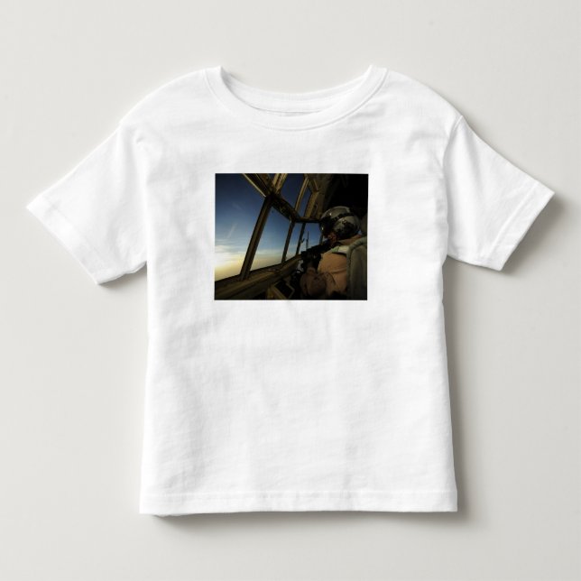 A C-130 Hercules pilot söker igenom horisonten Tee Shirt (Framsida)