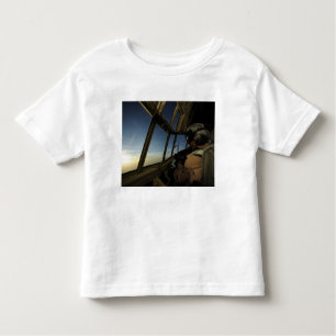 A C-130 Hercules pilot söker igenom horisonten Tröja