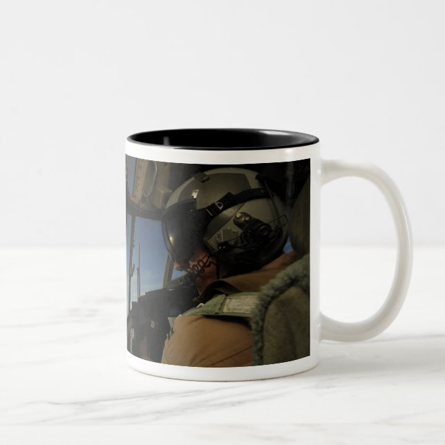 A C-130 Hercules pilot söker igenom horisonten Två-Tonad Mugg (Höger)