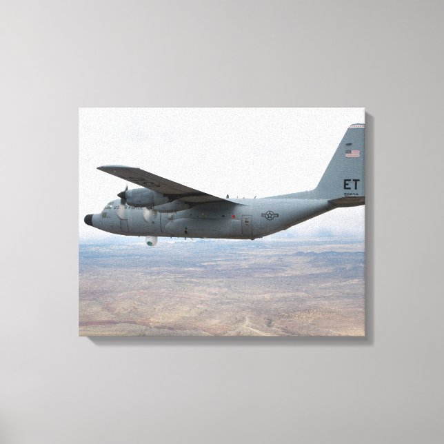 A C-130 Hercules soars genom himlar Canvastryck (Framsida)