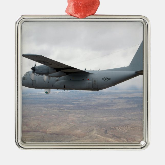 A C-130 Hercules soars genom himlar Julgransprydnad Metall (Framsidan)