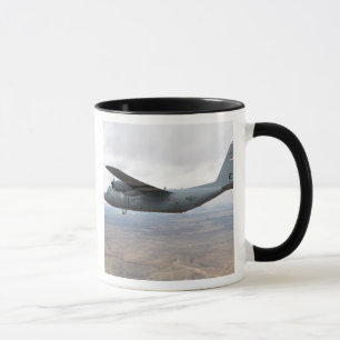 A C-130 Hercules soars genom himlar Mugg