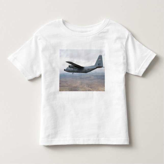 A C-130 Hercules soars genom himlar Tee (Framsida)