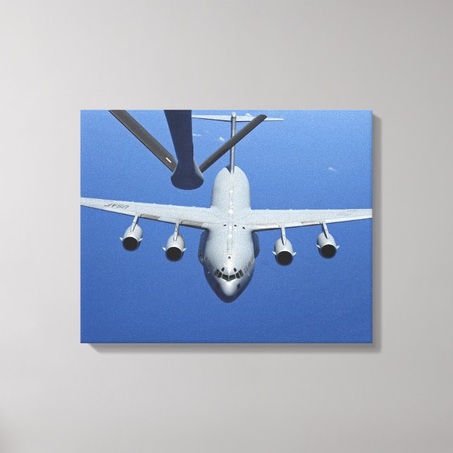 A C-17 Globemaster III närmar sig uppsvinget Canvastryck (Framsida)