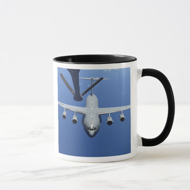 A C-17 Globemaster III närmar sig uppsvinget Mugg (Höger)