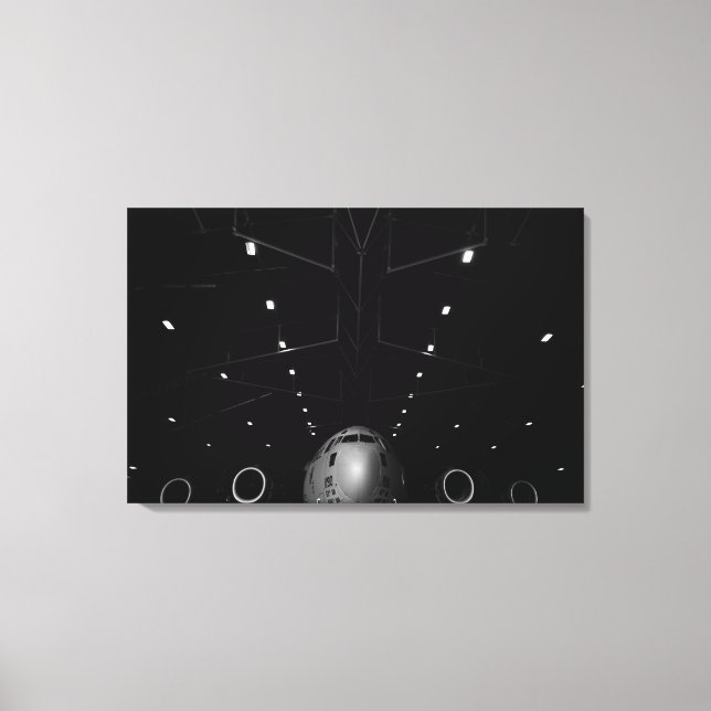 A C-17 Globemaster III sitter i en hangar Canvastryck (Framsida)