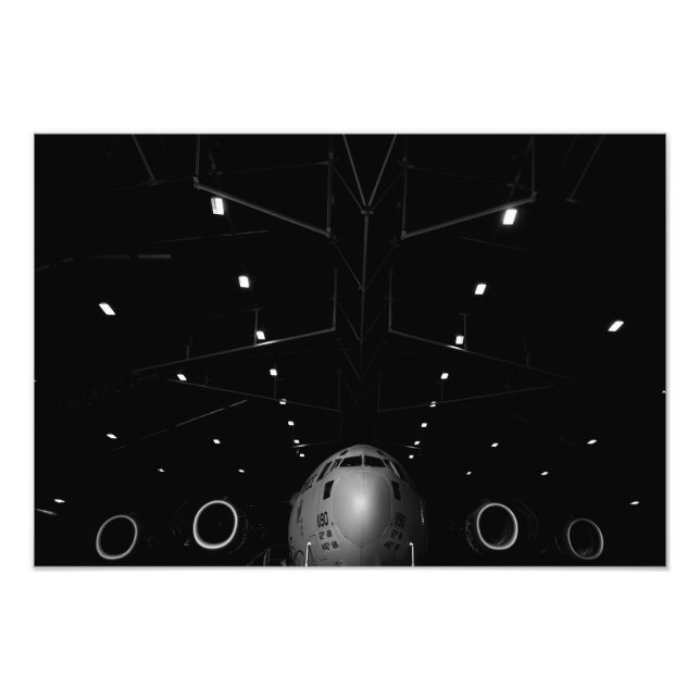 A C-17 Globemaster III sitter i en hangar Fototryck (Framsidan)