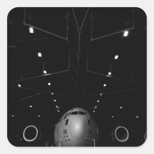 A C-17 Globemaster III sitter i en hangar Fyrkantigt Klistermärke